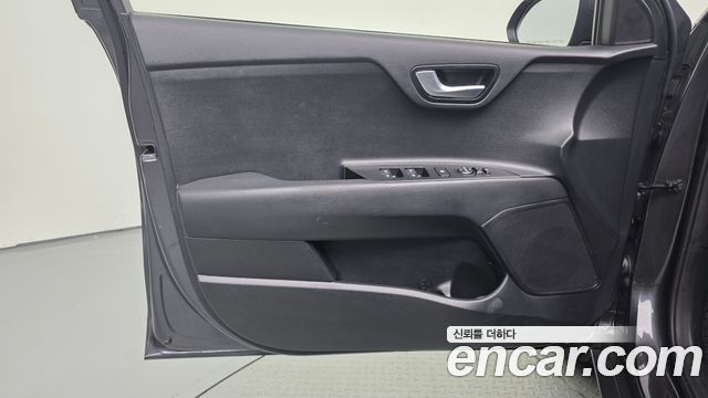 Kia Stonic 2018 — photo 14