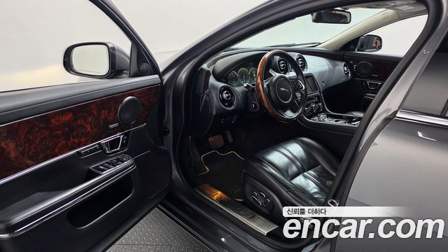 Jaguar XJ 2015 — photo 10