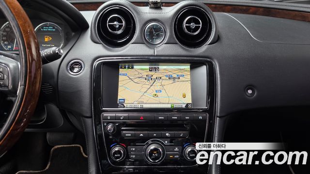 Jaguar XJ 2015 — photo 13