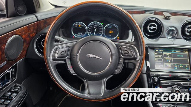 Jaguar XJ 2015 — photo 14