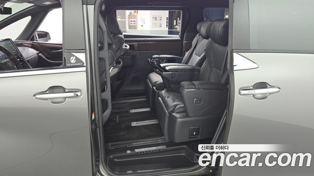 Toyota Alphard 2024 — photo 17