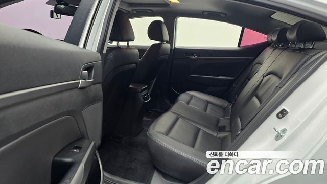 Hyundai AVANTE 2016 — photo 12