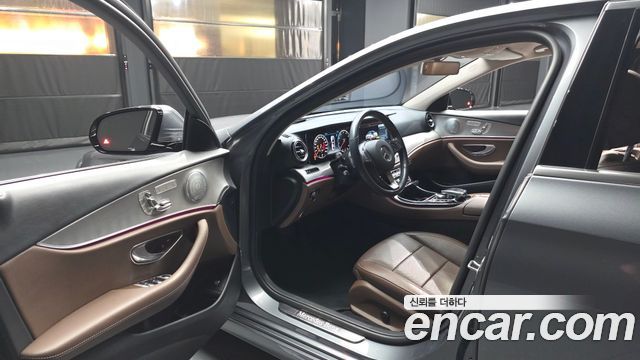 Mercedes-Benz E-Class 2018 — photo 10