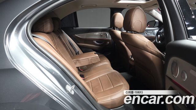 Mercedes-Benz E-Class 2018 — photo 12