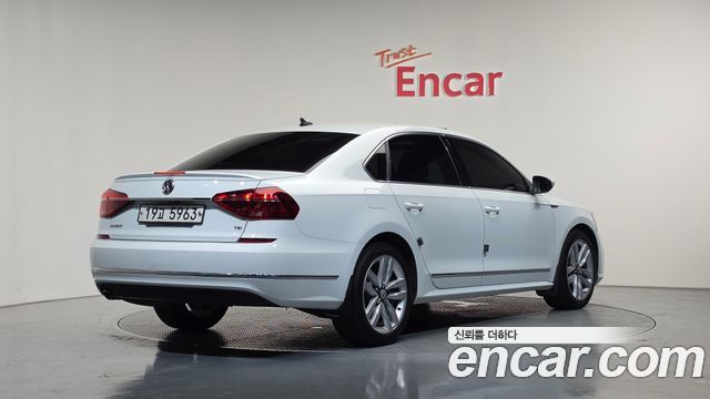 Volkswagen Passat 2018 — photo 2