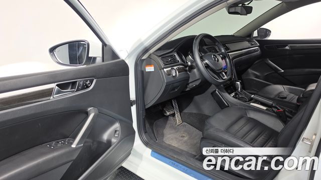 Volkswagen Passat 2018 — photo 13