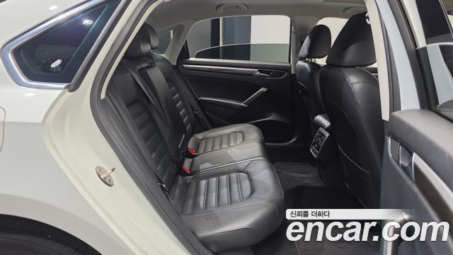 Volkswagen Passat 2018 — photo 17
