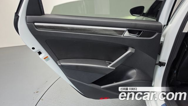 Volkswagen Passat 2018 — photo 15