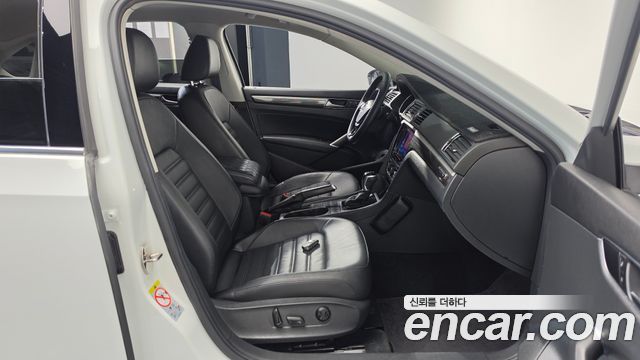 Volkswagen Passat 2018 — photo 16