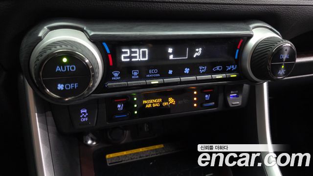 Toyota RAV4 2019 — photo 16