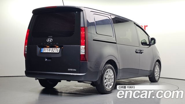 Hyundai Staria 2025 — photo 2