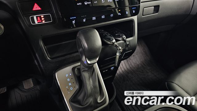 Hyundai Staria 2025 — photo 9