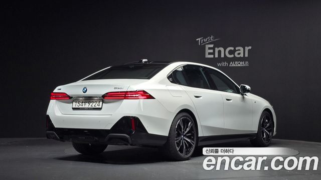 BMW 5-Series 2025 — photo 2