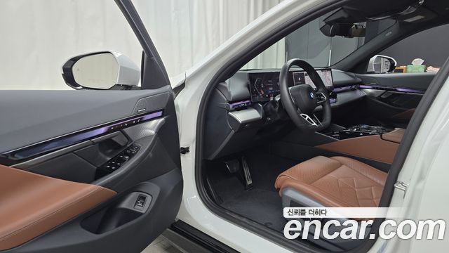 BMW 5-Series 2025 — photo 13