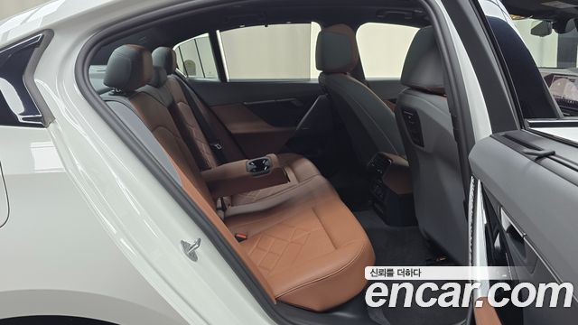 BMW 5-Series 2025 — photo 17