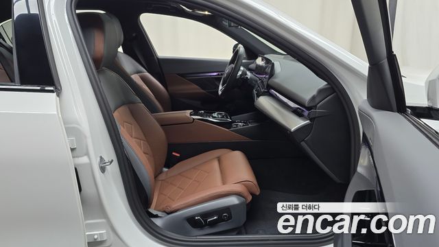 BMW 5-Series 2025 — photo 16