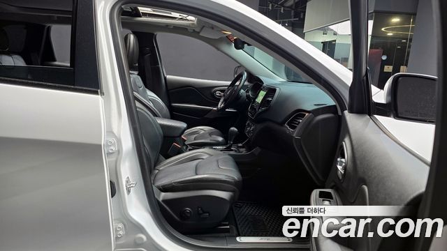 Jeep Cherokee 2021 — photo 11