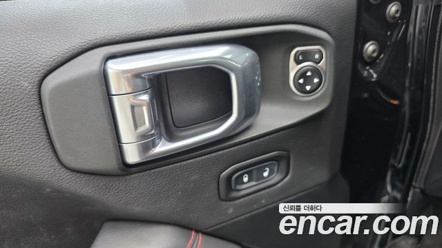 Jeep Wrangler 2021 — photo 18