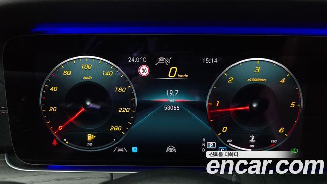 Mercedes-Benz E-Class 2021 — photo 11