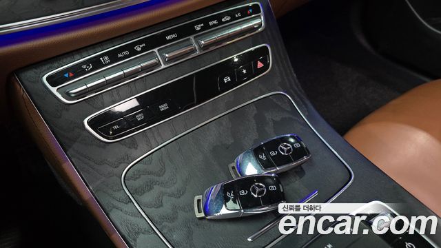 Mercedes-Benz E-Class 2021 — photo 12