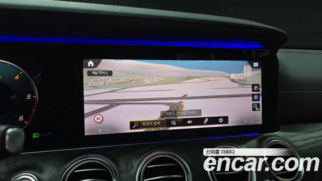 Mercedes-Benz E-Class 2021 — photo 23