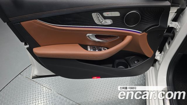 Mercedes-Benz E-Class 2021 — photo 14