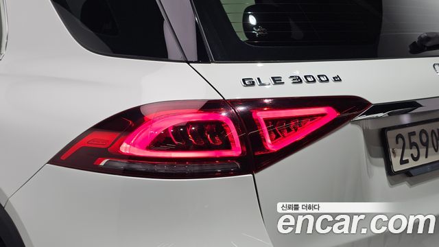 Mercedes-Benz GLE-Class 2020 — photo 9