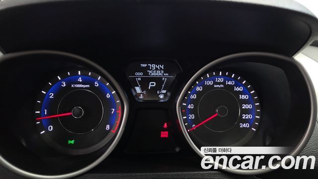 Hyundai AVANTE 2013 — photo 8