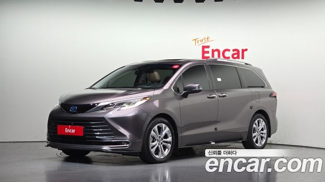 Toyota Sienna 2022 — photo 1