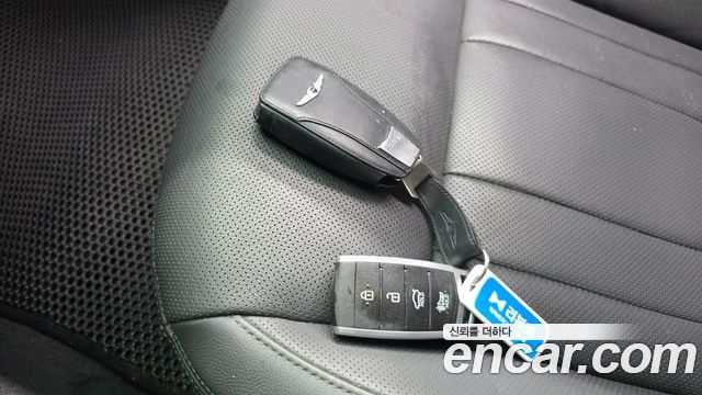 Genesis G80 2018 — photo 32