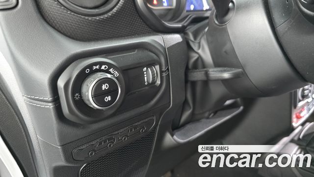 Jeep Wrangler 2025 — photo 24