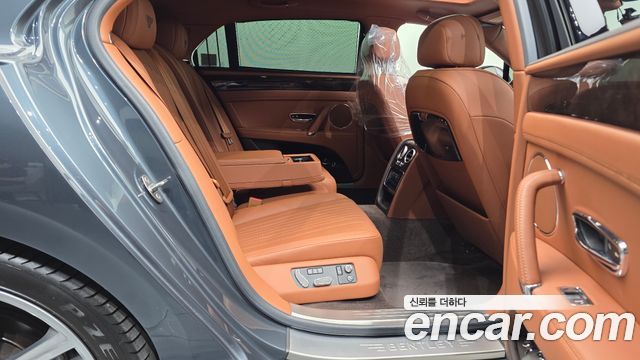 Bentley Flying Spur 2017 — photo 17