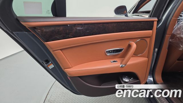 Bentley Flying Spur 2017 — photo 15