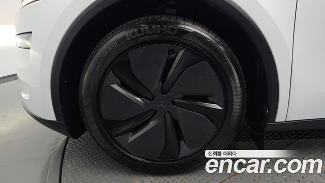 Tesla Model Y 2025 — photo 5