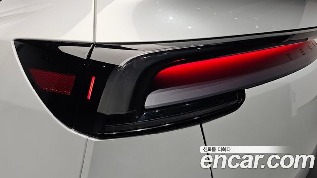Tesla Model Y 2025 — photo 9