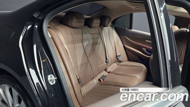 Mercedes-Benz E-Class 2019 — photo 12