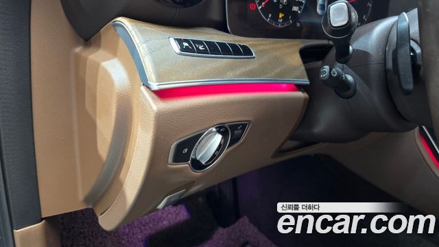 Mercedes-Benz E-Class 2019 — photo 19