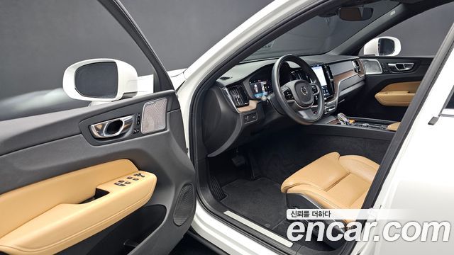 Volvo XC60 2022 — photo 10