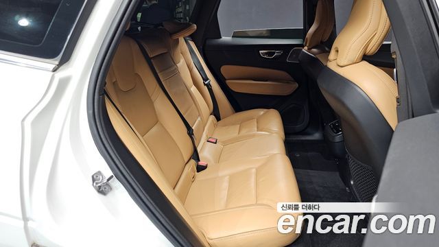 Volvo XC60 2022 — photo 11