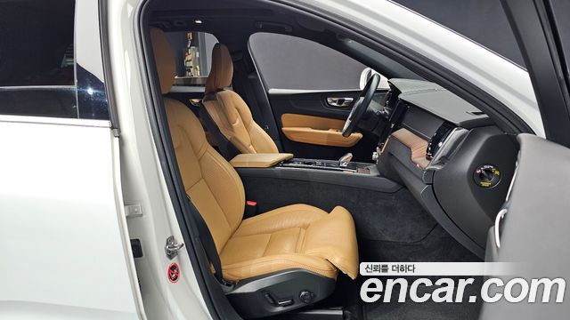 Volvo XC60 2022 — photo 12