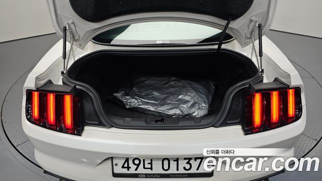 Ford Mustang 2017 — photo 20