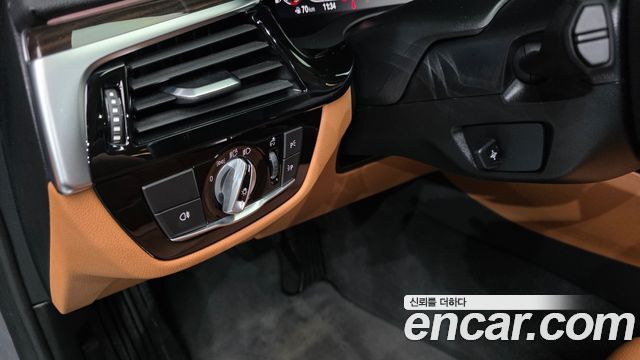 BMW 5-Series 2021 — photo 24
