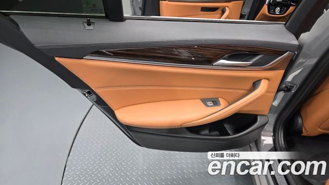 BMW 5-Series 2021 — photo 15