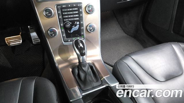 Volvo XC60 2017 — photo 9
