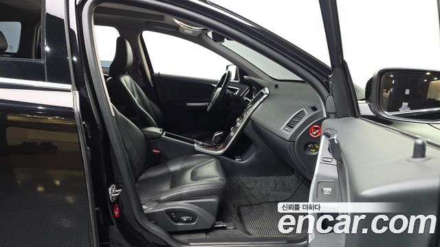 Volvo XC60 2017 — photo 11