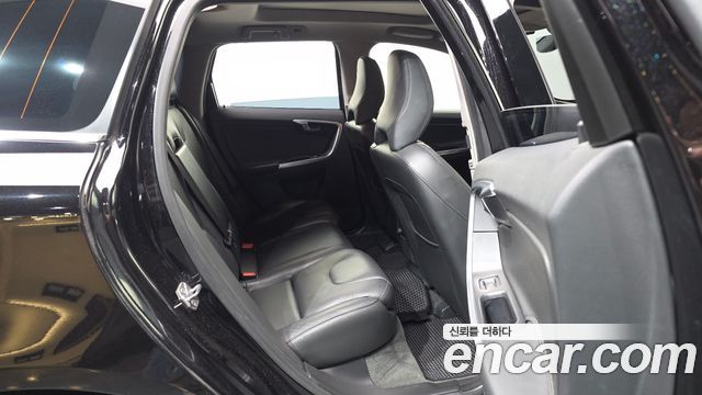 Volvo XC60 2017 — photo 12