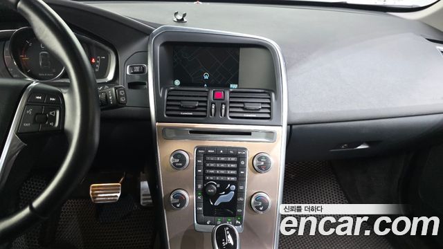Volvo XC60 2017 — photo 14