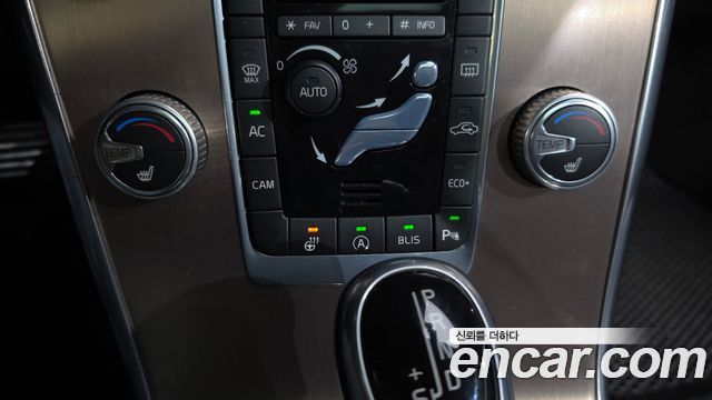 Volvo XC60 2017 — photo 17
