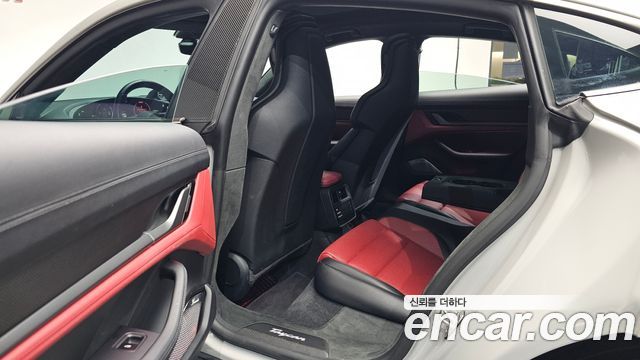 Porsche Taycan 2025 — photo 18