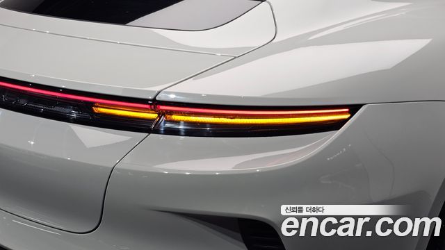 Porsche Taycan 2025 — photo 9